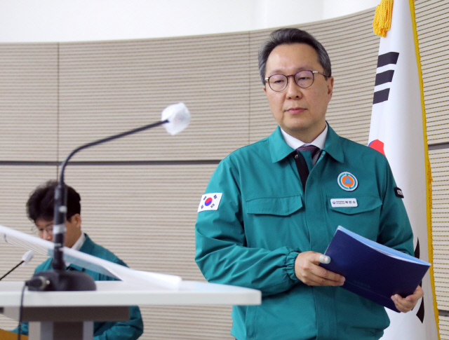 박민수 보건복지부 제2차관이 22일 오전 정부세종청사 보건복지부 브리핑룸에서 의사 집단행동 중앙재난안전대책본부 회의 결과를 설명하기 위해 입장하고 있다. <연합뉴스>